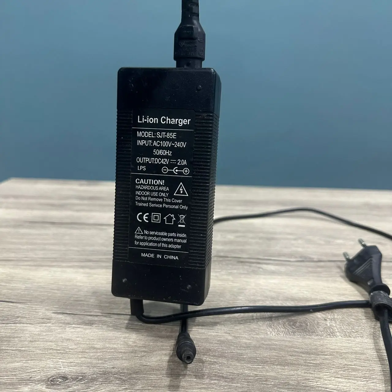 CHARGEUR ADAPTER ORIGINAL 42V 2000MA POUR BATTERIE LI-ION FICHE MALE